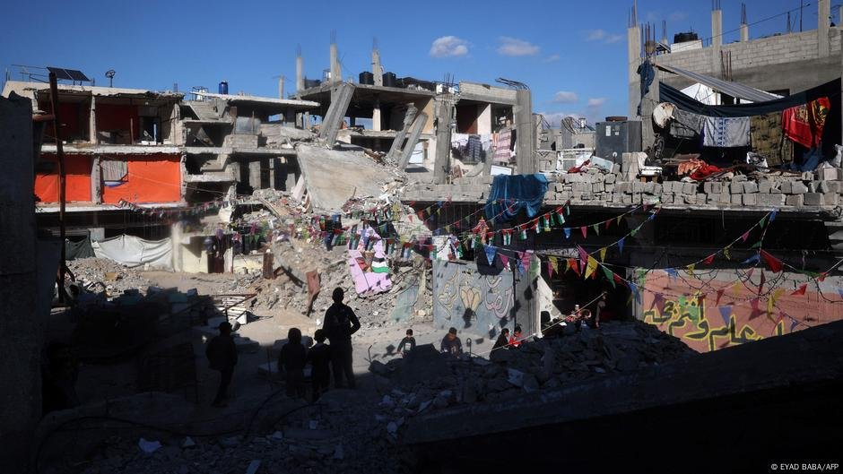 Hamas releases new hostage video as Gaza truce set to expire – DW – 03/01/2025