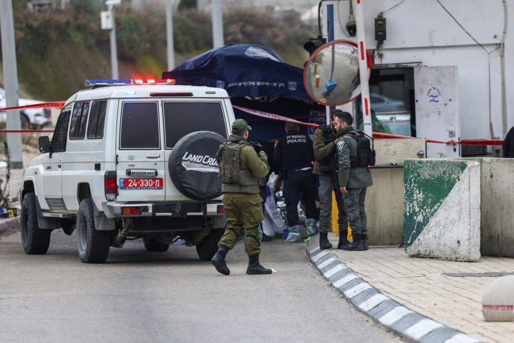 Palestinian man shot dead after attempting to stab soldiers at Jerusalem checkpoint