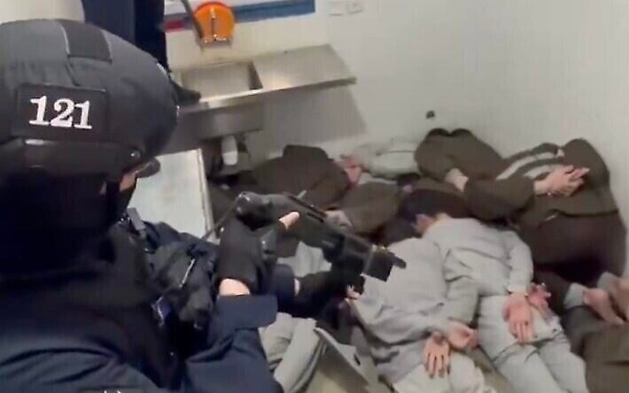 After overseeing rough handling of Palestinian prisoners, Ben Gvir posts proud video