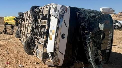 28 injured in two Negev crashes within an hour; bus overturns near Mitzpe Ramon