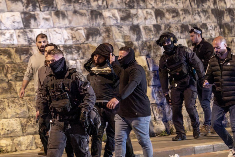 Israeli forces prevent worshippers from performing Tarawih prayers in Jerusalem neighbourhoods – Middle East Monitor